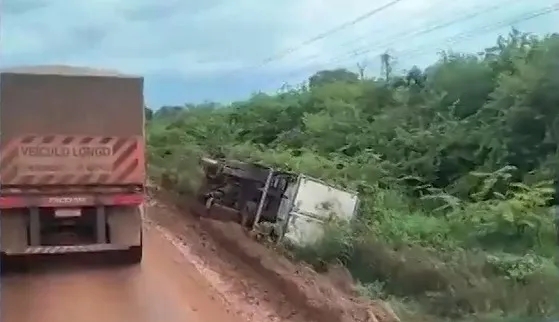 Chuva e pista escorregadia causam tombamento de cinco caminhões na BR-135