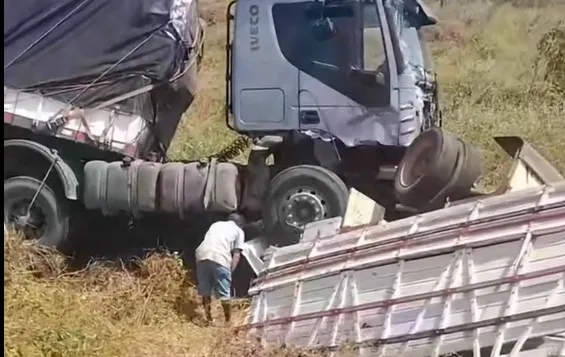 Colisão entre carreta e caminhonete deixa uma vítima fatal no Ceará