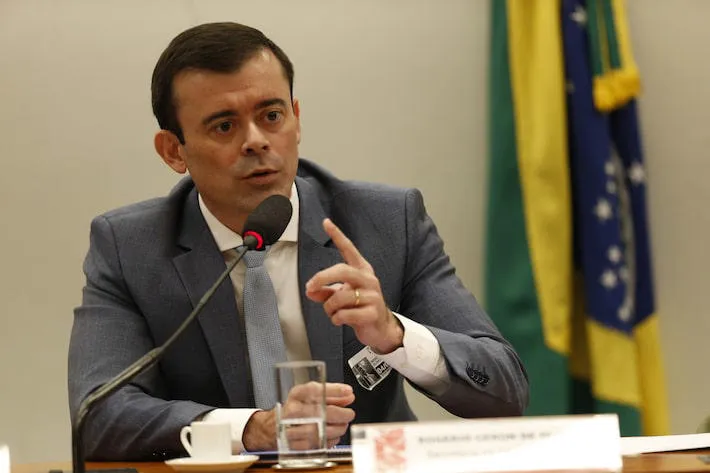 Juro Real de 'IPCA + 8%' Gera Oportunidade para Investidores e Alerta de Risco Fiscal no Tesouro