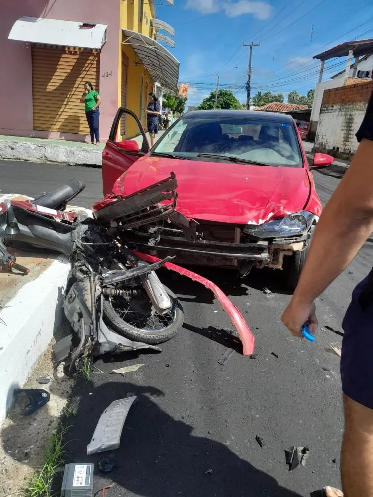 Motociclista fica gravemente ferido após colisão entre carro e moto em Parnaíba