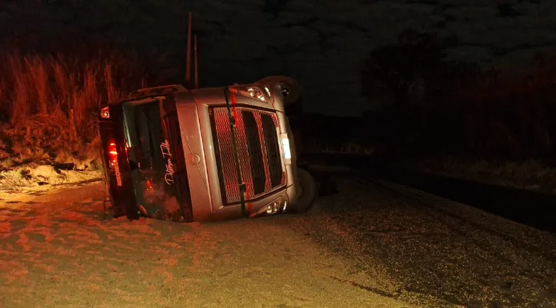 Carreta carregada de milho tomba na divisa entre Piauí e Bahia