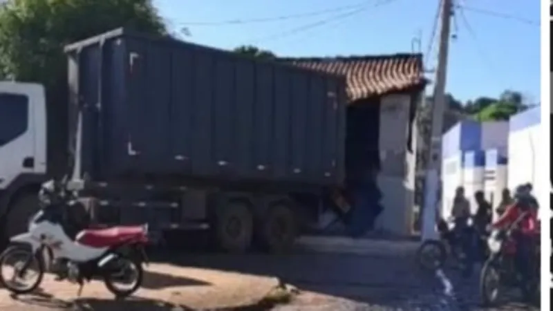 Caminhão perde os freios, desce desgovernado e bate em prédio no Centro de São João dos Patos