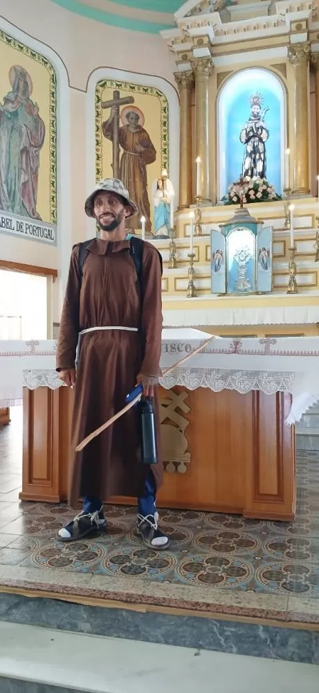 Após mais de 500 km caminhando, romeiro piauiense chega à Canindé-CE