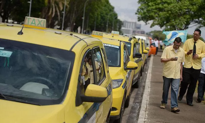 Governo Lula anuncia isenção de taxa para taxistas e amplia prazo de verificação de taxímetros