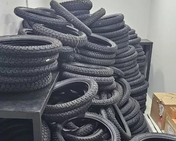 Imepi apreende pneus ilegais em Piripiri e alerta para risco de acidentes