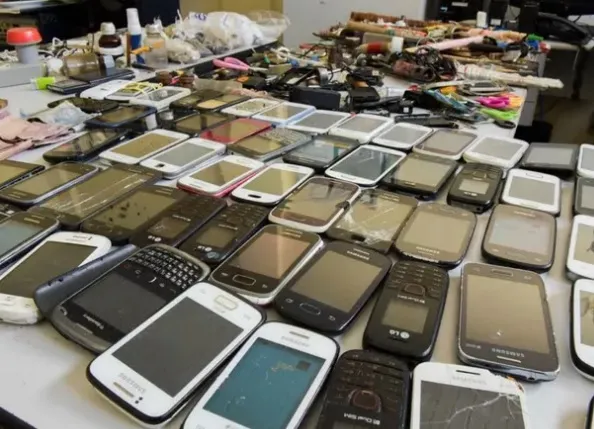 Mais de 2.400 celulares foram retirados das prisões brasileiras desde maio, anuncia ministério