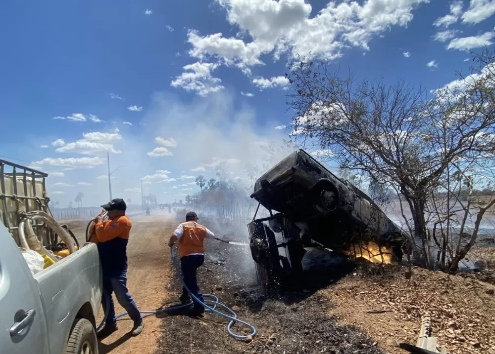 Carro capota e pega fogo próximo ao IFPI em Campo Maior; motorista escapa sem ferimentos
