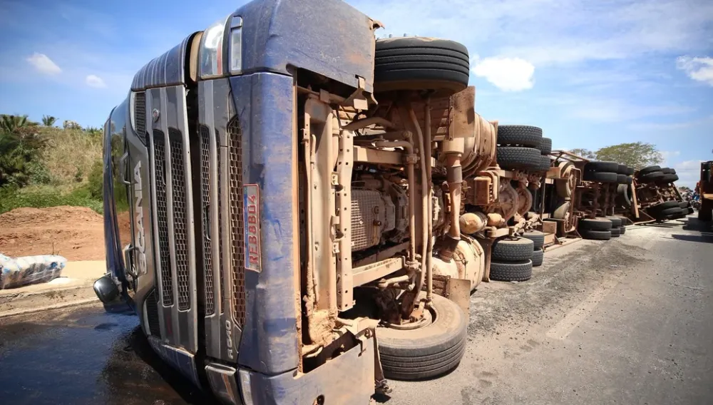 Carreta tombada na BR-343 tem carga de arroz saqueada por populares