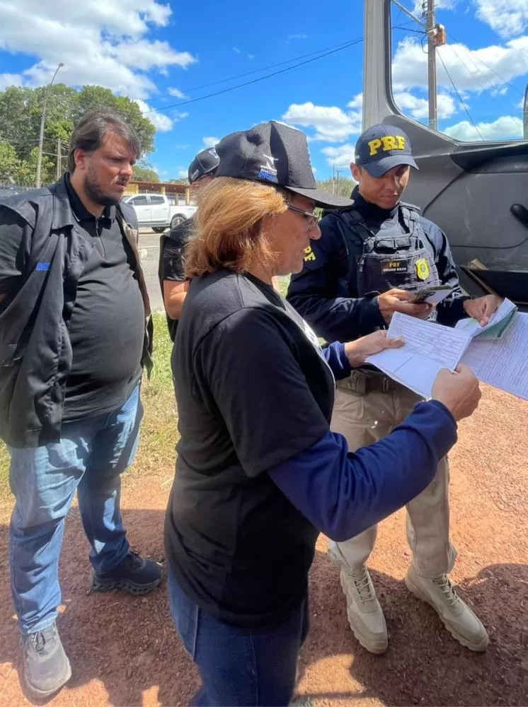 Fiscalização em Parnaíba interdita bombas de combustível e apreende produtos irregulares em cinco cidades