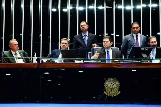 Com a saída da oposição do plenário, Senado aprova fim do Imposto de Renda para rendas de até dois salários mínimos