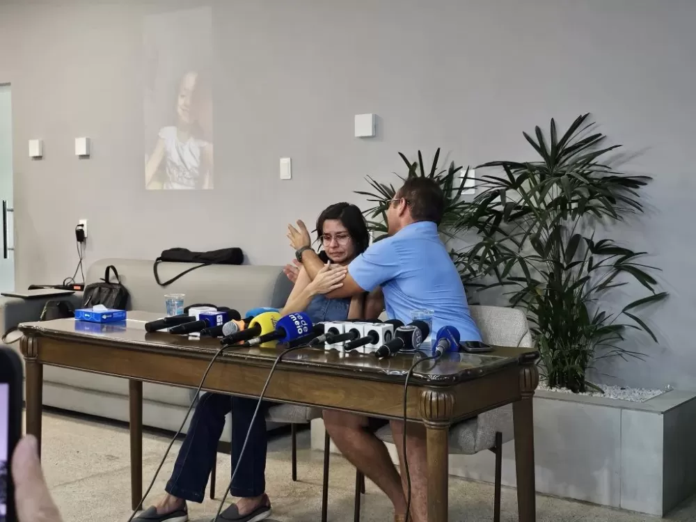 Mãe de menina morta em escola de Teresina relata desespero e falhas no atendimento após acidente fatal 