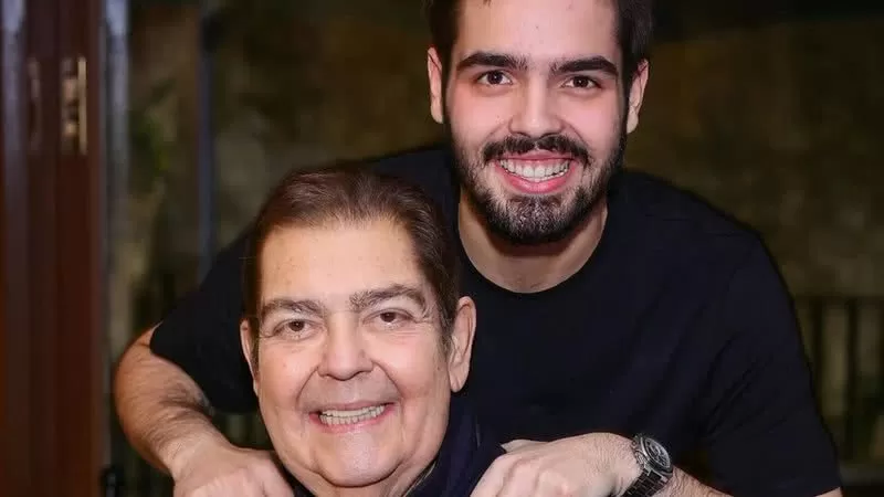 Filho do Faustão, João Silva, quebra silêncio e atualiza sobre estado de saúde do pai em nome da família: 'Ele tá indo...'