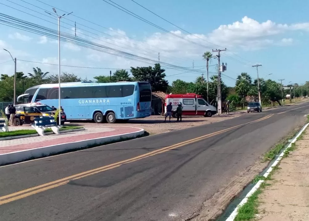 Motociclista embriagado colide com ônibus da Guanabara na BR-343, em Buriti dos Lopes