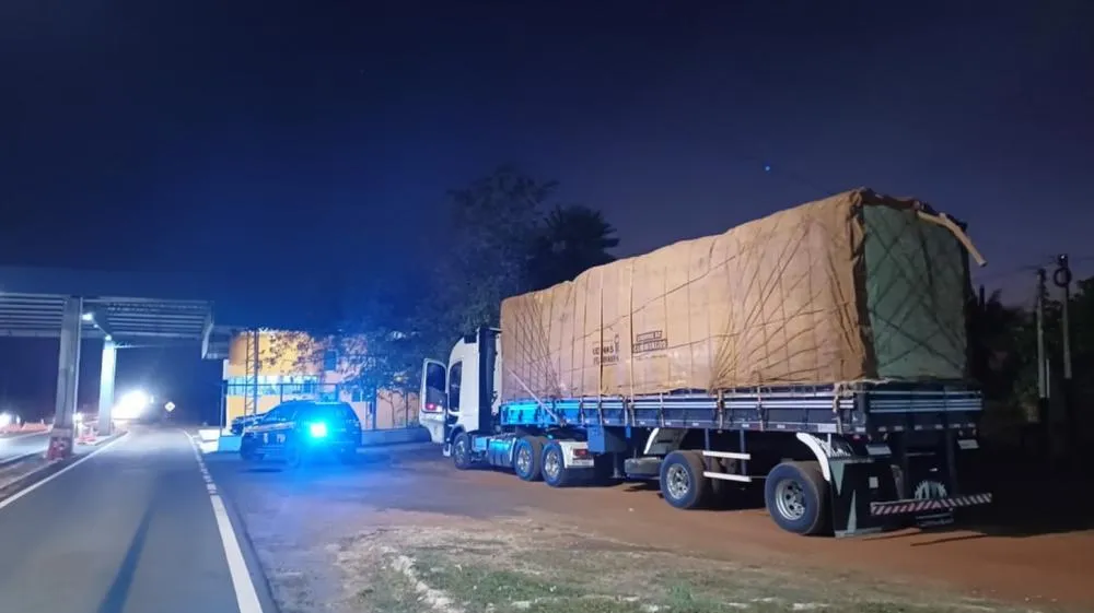 PRF apreende carga de madeira com volume superior ao declarado em Barras