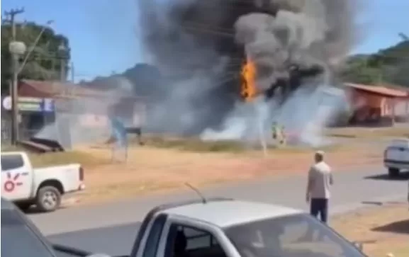 Incêndio atinge rede elétrica e se espalha para borracharia no interior do MA
