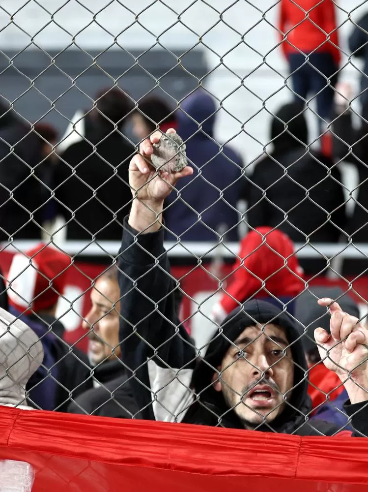 Jogo entre Independiente e Universidad de Chile é cancelado após violência nas arquibancadas
