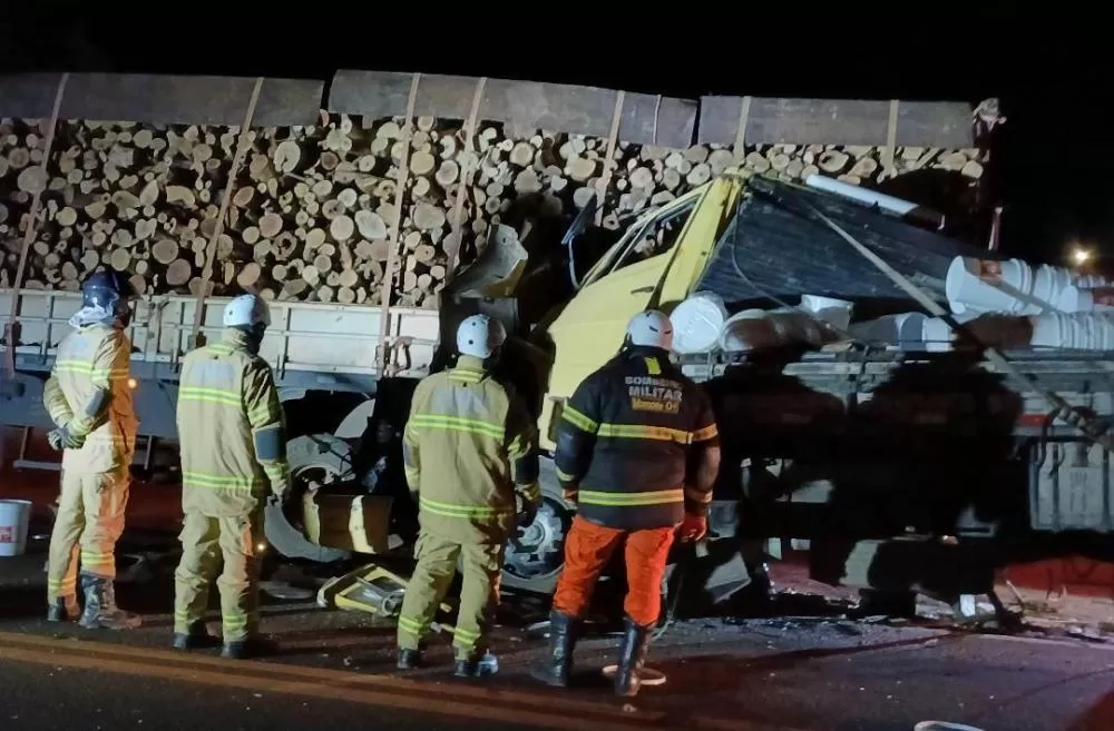 Colisão entre dois caminhões na BR-230 no Sul do Piauí deixa idoso gravemente ferido 