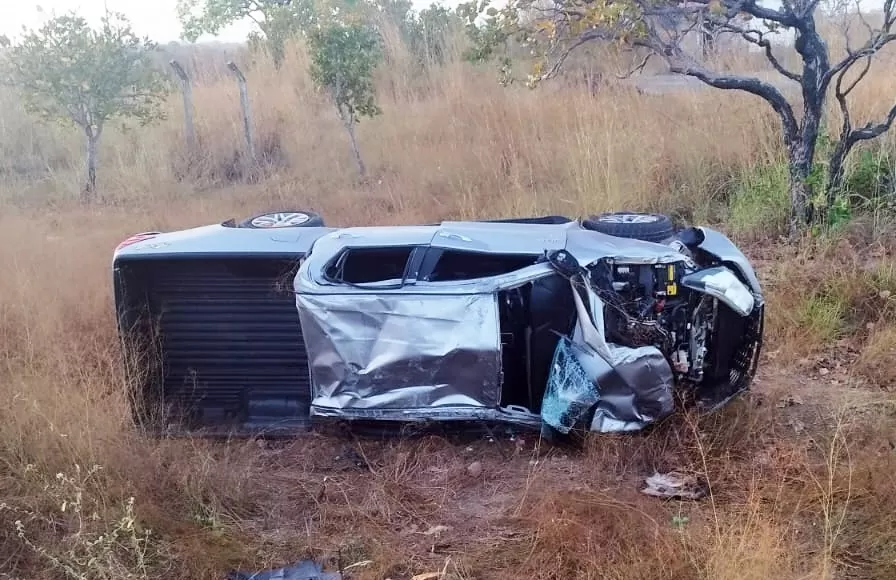 Cinco pessoas ficam feridas após caminhonete capotar em curva da PI-110