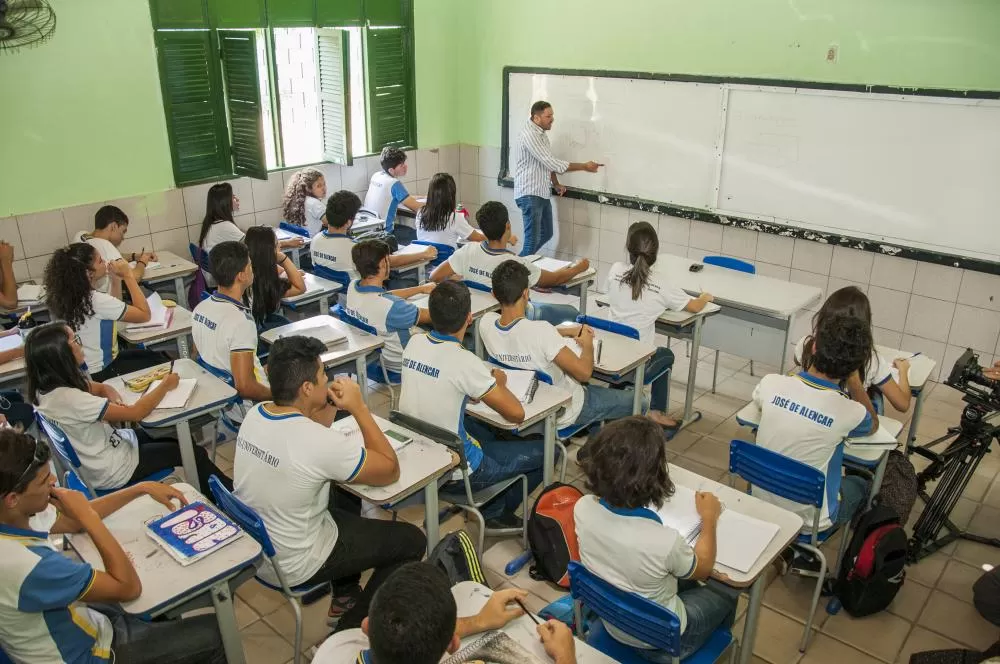 Justiça multa Prefeitura de Fortaleza em R$ 150 mil por falta de profissionais de apoio escolar a alunos com deficiência