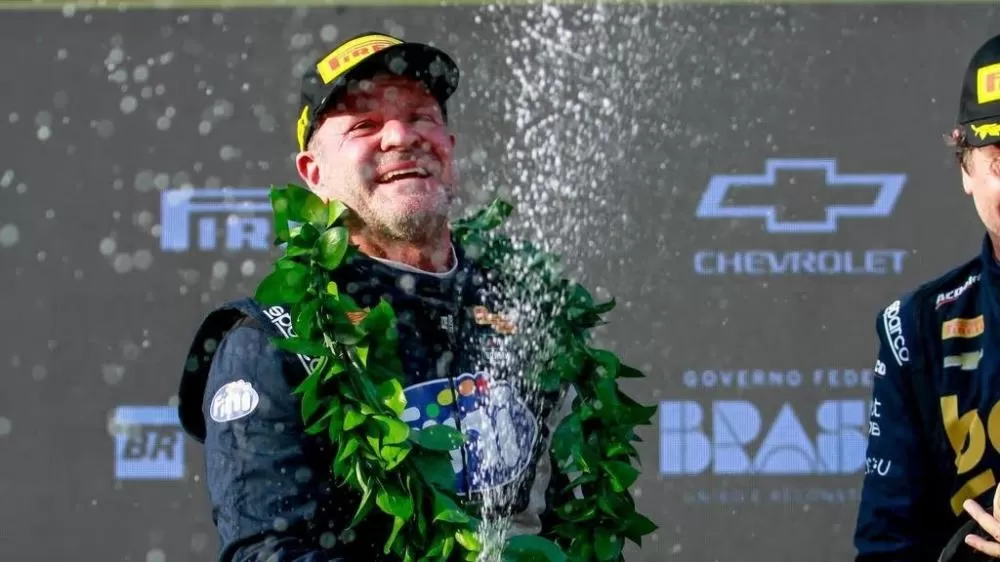Rubens Barrichello é campeão da Nascar Brasil 