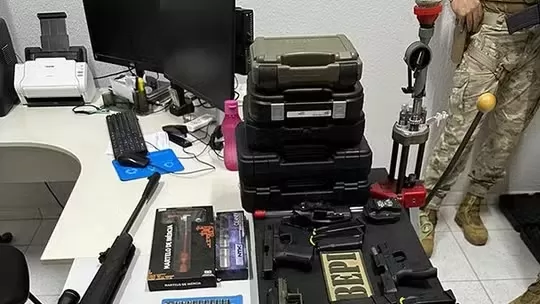 Guarda civil que matou ex-esposa e vereador mantinha sete armas e centenas de munições, diz polícia
