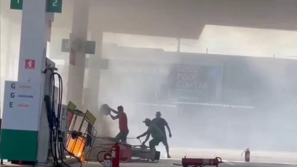 Bomba de combustível pega fogo após colisão de um carro na Zona Sul de Teresina