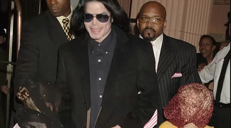 Filho de Michael Jackson revela por que o pai cobria seus rostos com máscaras