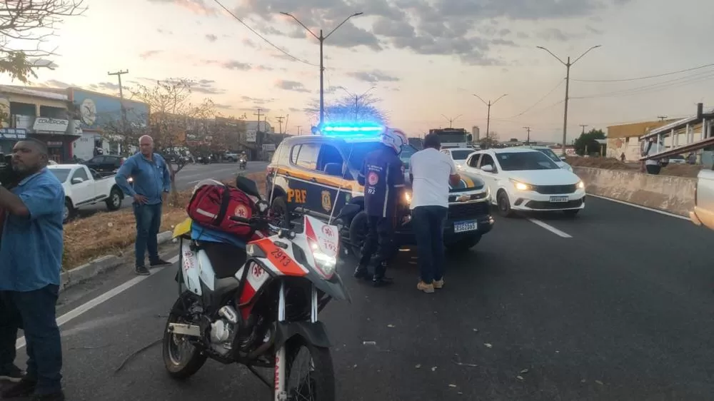 Motorista de carreta freia bruscamente e motociclista se fere na BR-316, em Teresina