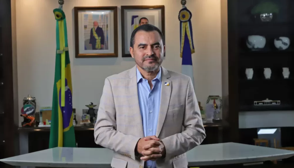 Alvo de investigação da PF, governador do Tocantins é afastado do cargo