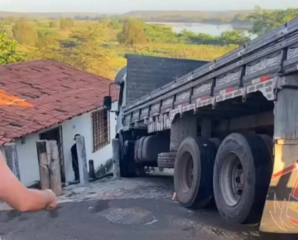 Caminhão descontrolado quase atinge casa e assusta moradores em Luzilândia