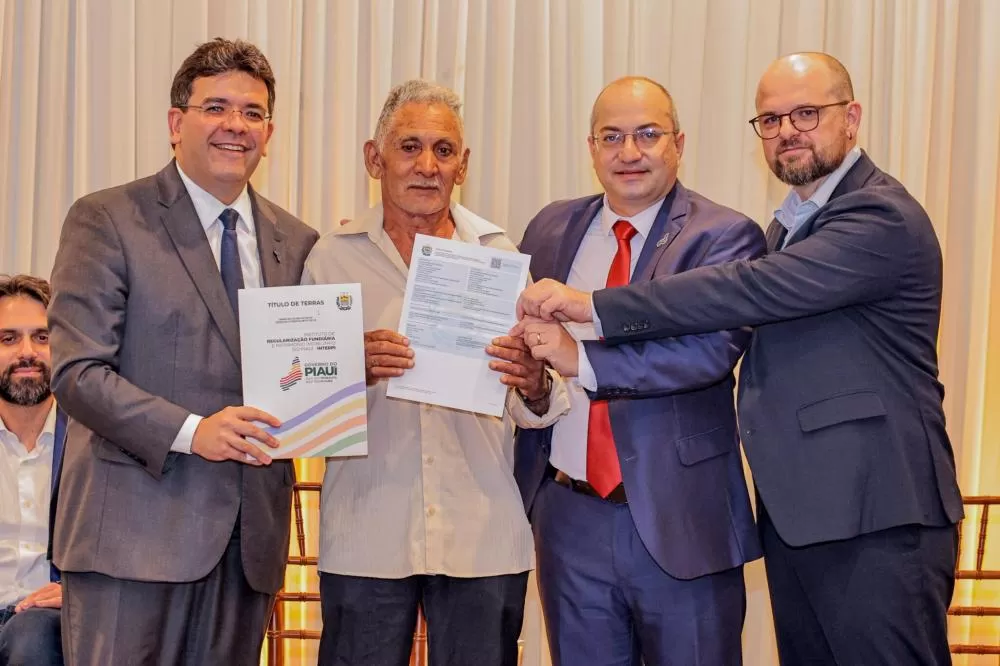 Rafael Fonteles entrega 131 novos títulos de terra e celebra marca de 100 mil concessões