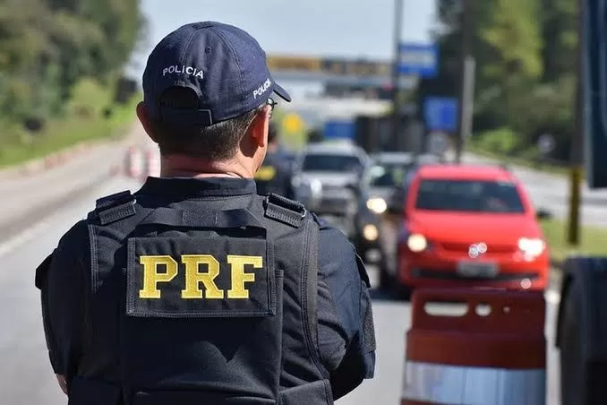 PRF controla tráfego de caminhões durante interdição da Ponte Metálica