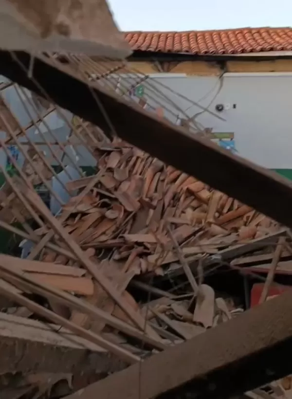 Teto de escola desaba em Piripiri e aulas são suspensas