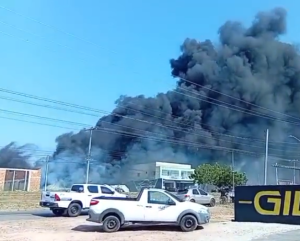 Incêndio atinge depósito de piscinas em Parnaíba e mobiliza Corpo de Bombeiros
