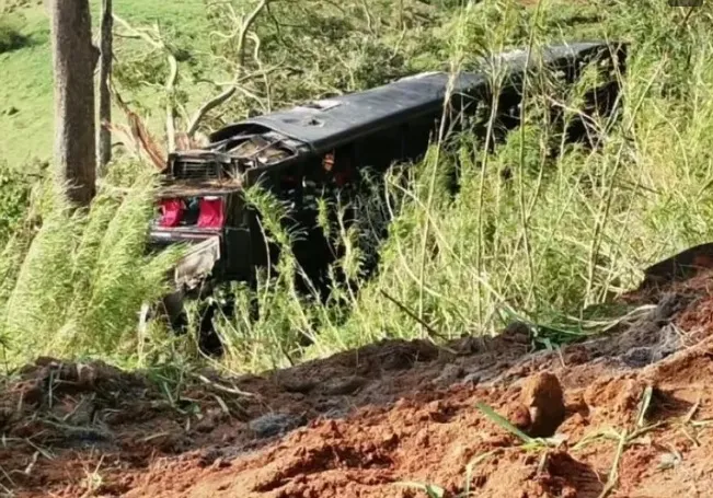 Ônibus de romeiros que caiu em ribanceira e matou 6 em SP não tinha autorização de transporte