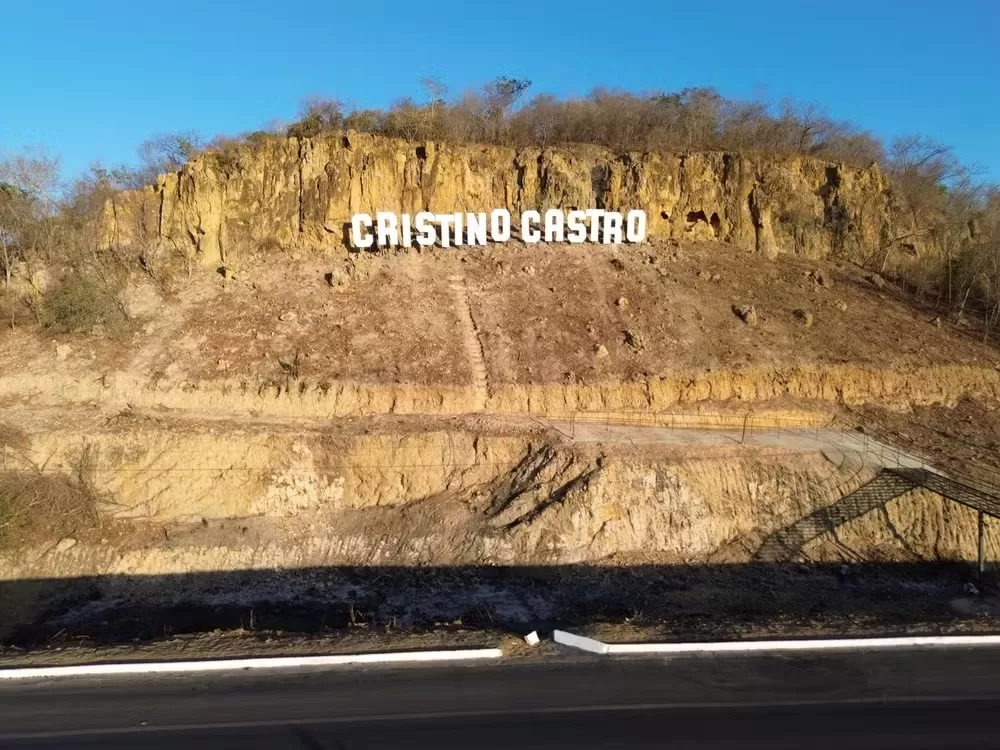 Cidade do Piauí instala letreiro de R$ 180 mil inspirado em Hollywood