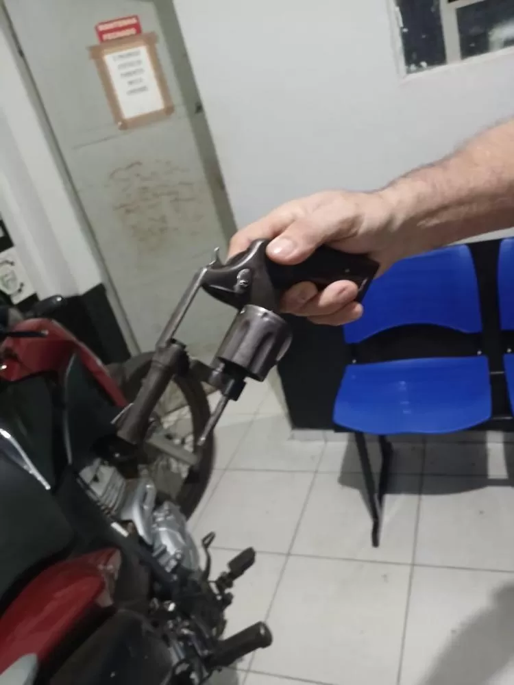 Polícia Militar apreende arma de fogo e motocicleta em Luzilândia