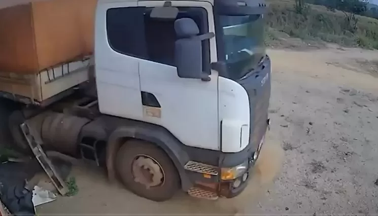 Carreta desgovernada invade casa e deixa três feridos no interior do Maranhão