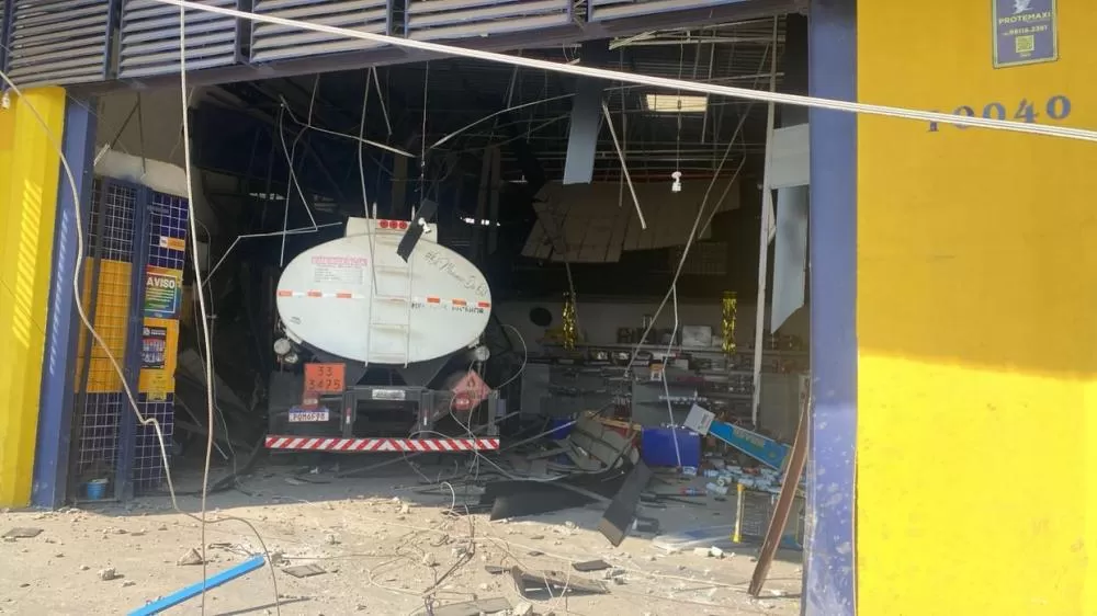 Caminhão invade loja de ferragens na BR-116, em Fortaleza; motorista fica ferido