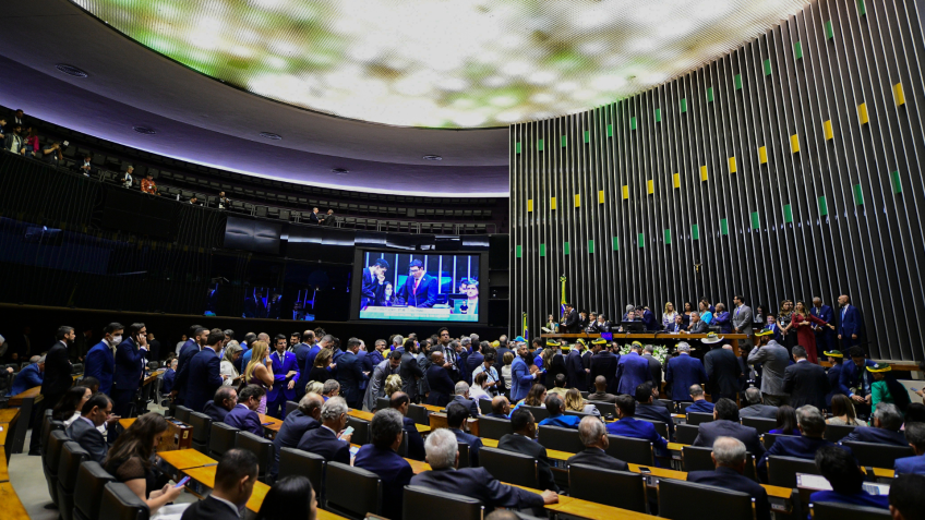 Motta troca relator e acelera tramitação da PEC da Blindagem na Câmara