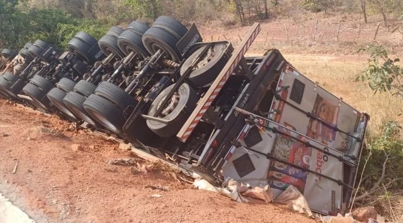 Motorista é preso por embriaguez após tombar caminhão com massa de tapioca no Sul do Piauí