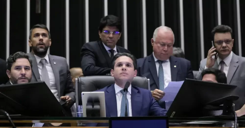 Câmara aprova PEC da Blindagem e retoma votação secreta para abertura de processos contra parlamentares