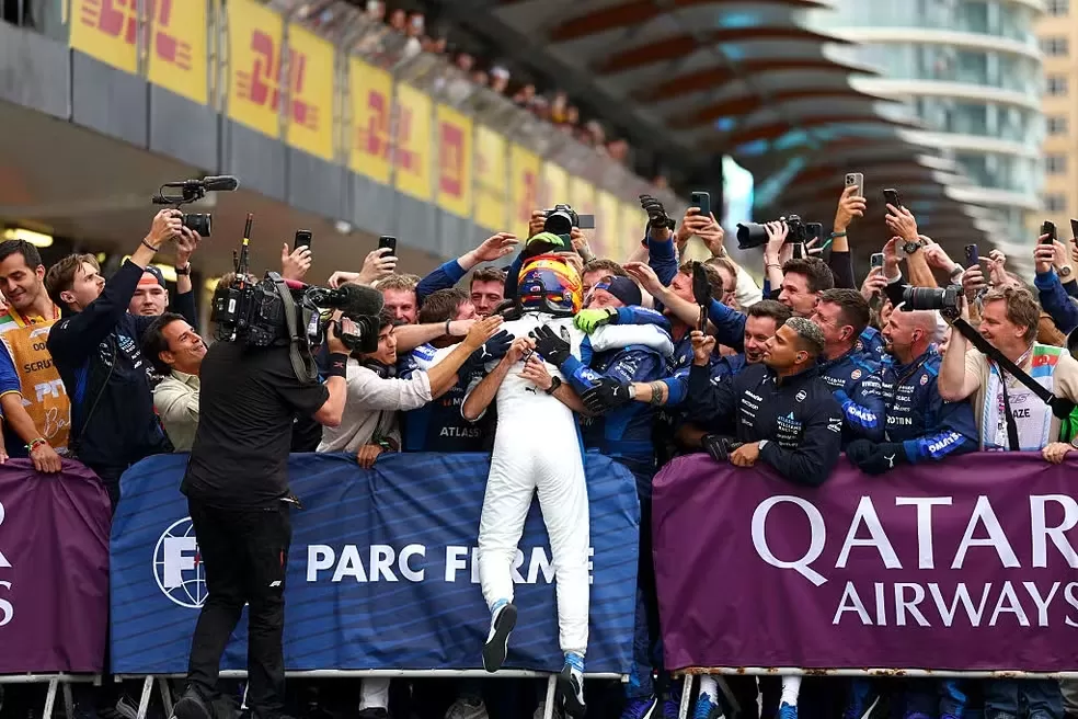 Williams encerra jejum de pódios com P3 de Carlos Sainz em Baku, no Azerbaijão