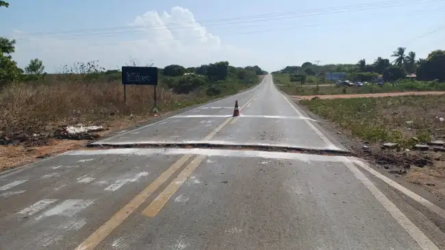 População danifica trecho da BR-402 em protesto após acidente fatal