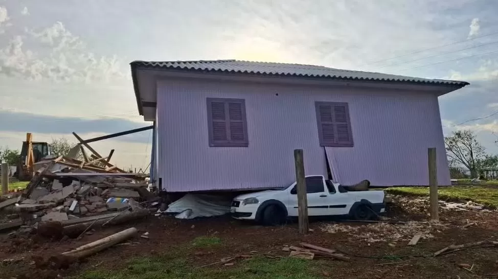 Tornado é registrado em SC pela Defesa Civil; casa foi arrastada pelo vento