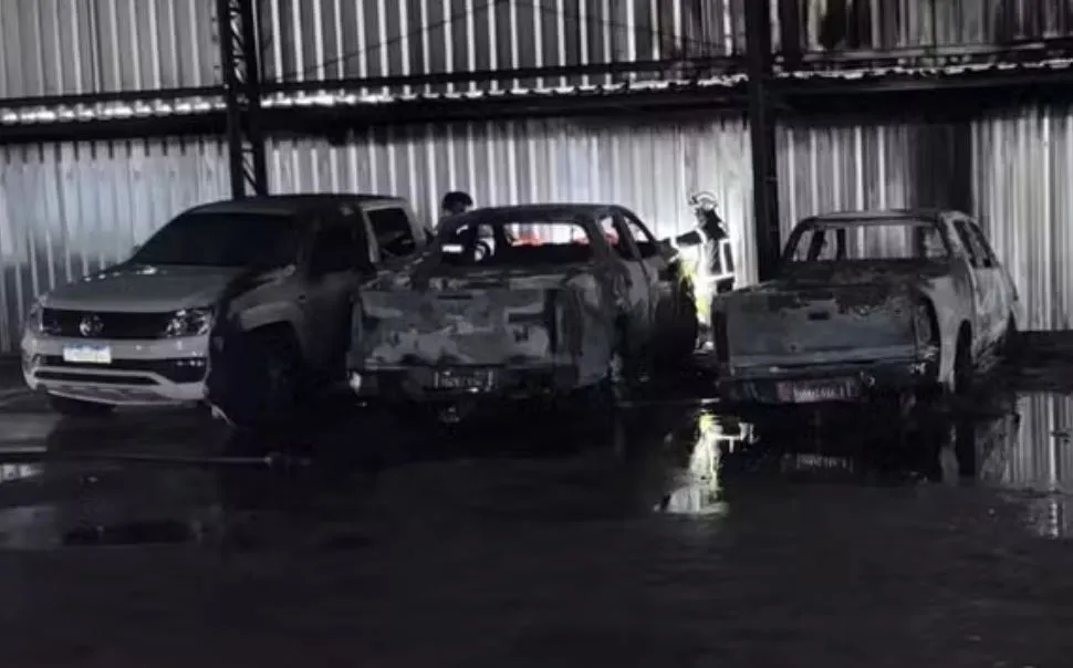 Fogo destrói veículos e mobiliza Corpo de Bombeiros na Zona Leste de Teresina