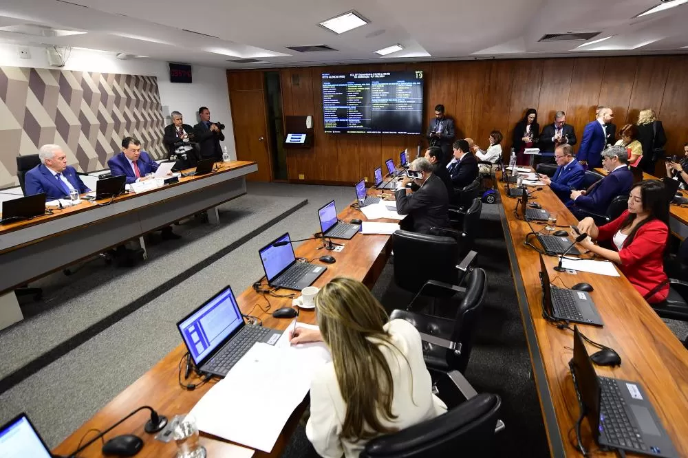 CCJ do Senado rejeita PEC da Blindagem em votação unânime