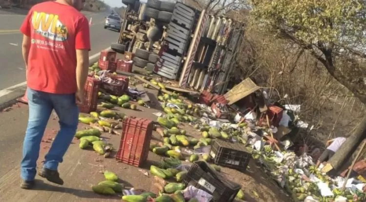 Caminhão carregado de verduras tomba na BR-343 em Campo Maior