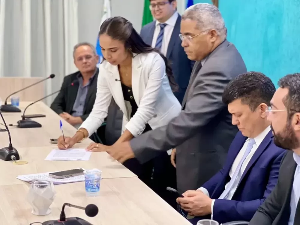 Câmara Municipal de Parnaíba empossa vereadora Samara do Estevão