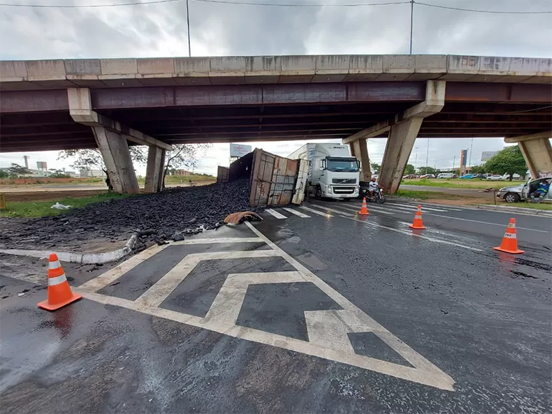 Acidente no viaduto da Miguel Rosa causa congestionamento na Zona Sul de Teresina